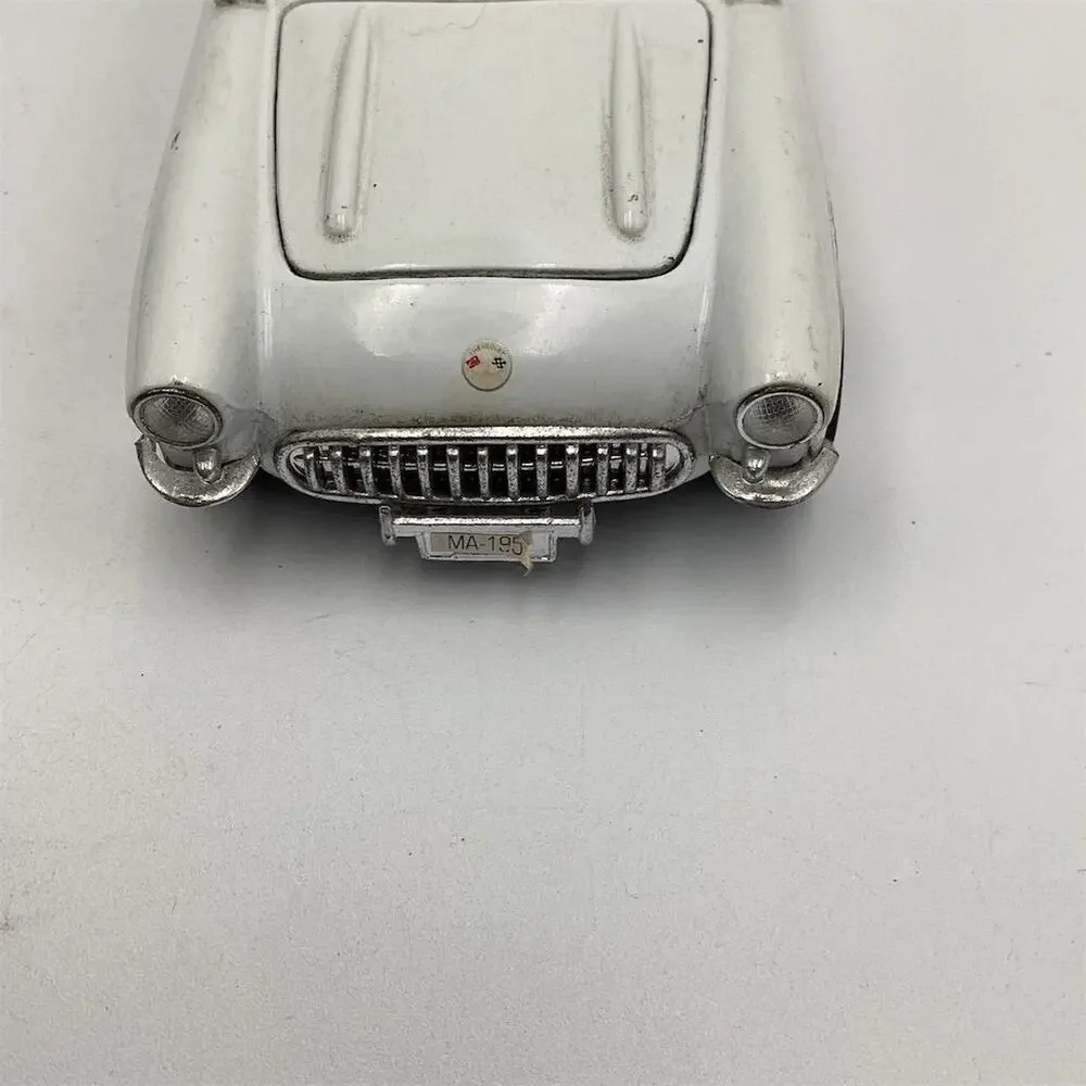 1957 Chevrolet Corvette‎ Diecast Model 1/24 Scale White Vintage Car